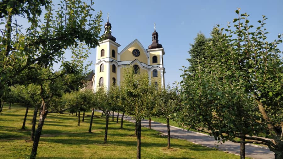Dechberoucí kostel s prosklenou střechou v Neratově vás nadchne.
Zastavte se tam cestou z našich Chráněných dílen Kopeček.
